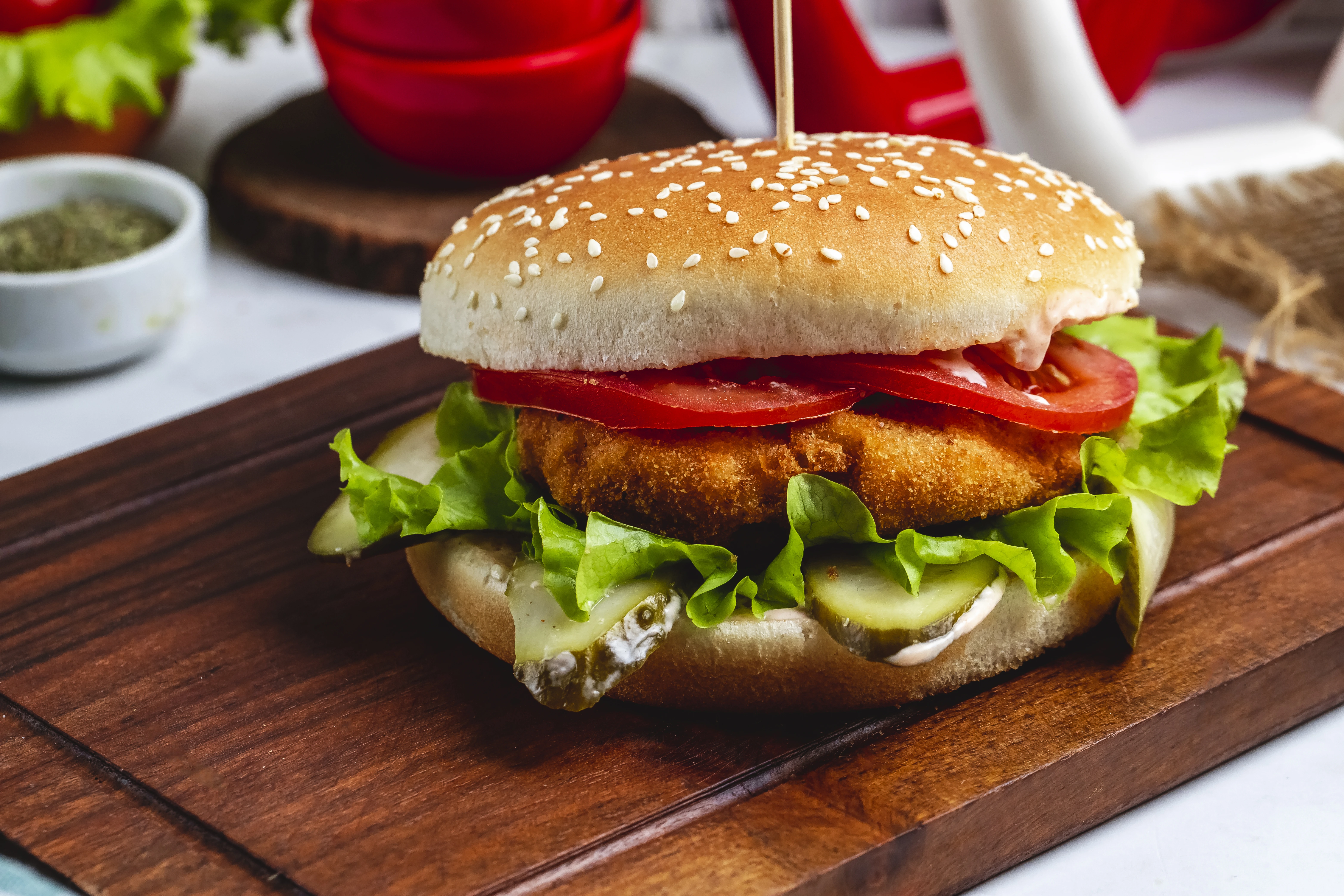 برجر دجاج بالطماطم